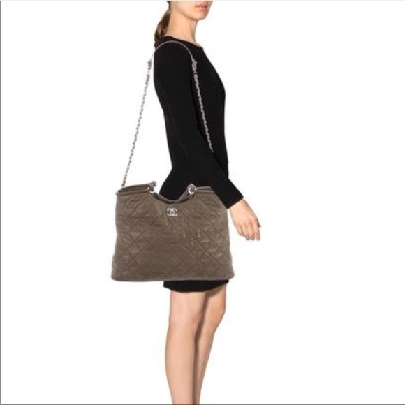 Chanel CC Sea Hit Tote Quilted Iridescent Calfskin Large - Picture 2 of 16